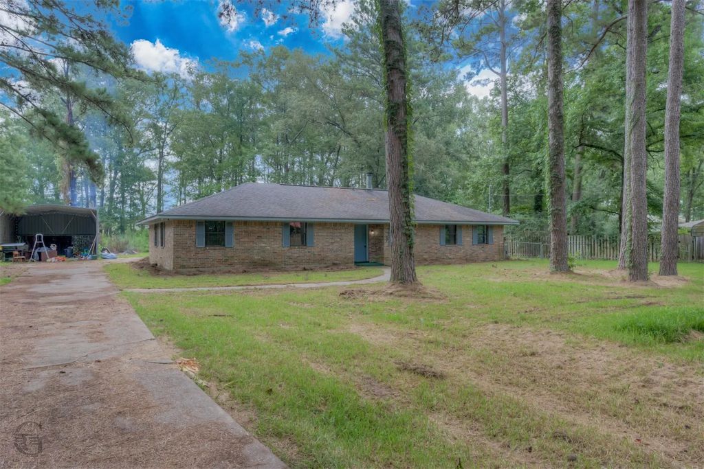 220 E Cloverleaf Drive, Haughton