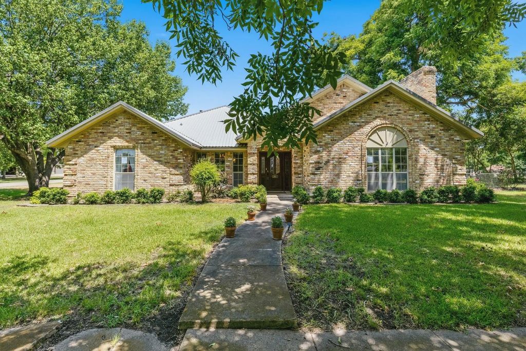 301 Paris Street, Pecan Gap
