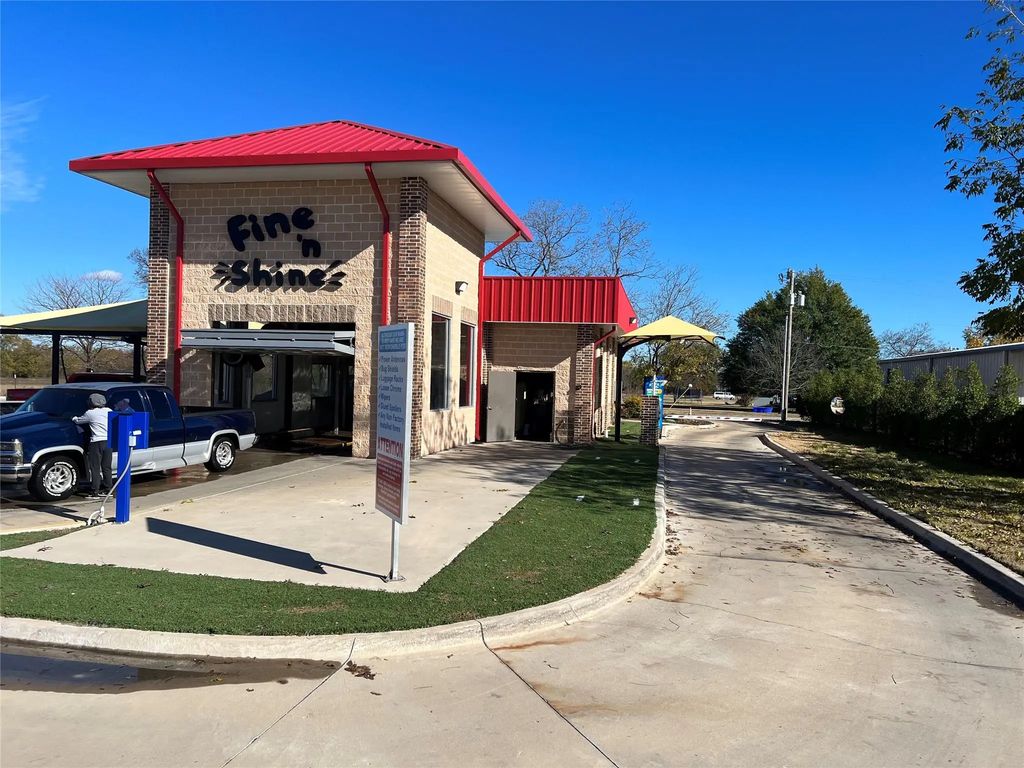 1302 N State Highway 121, Bonham