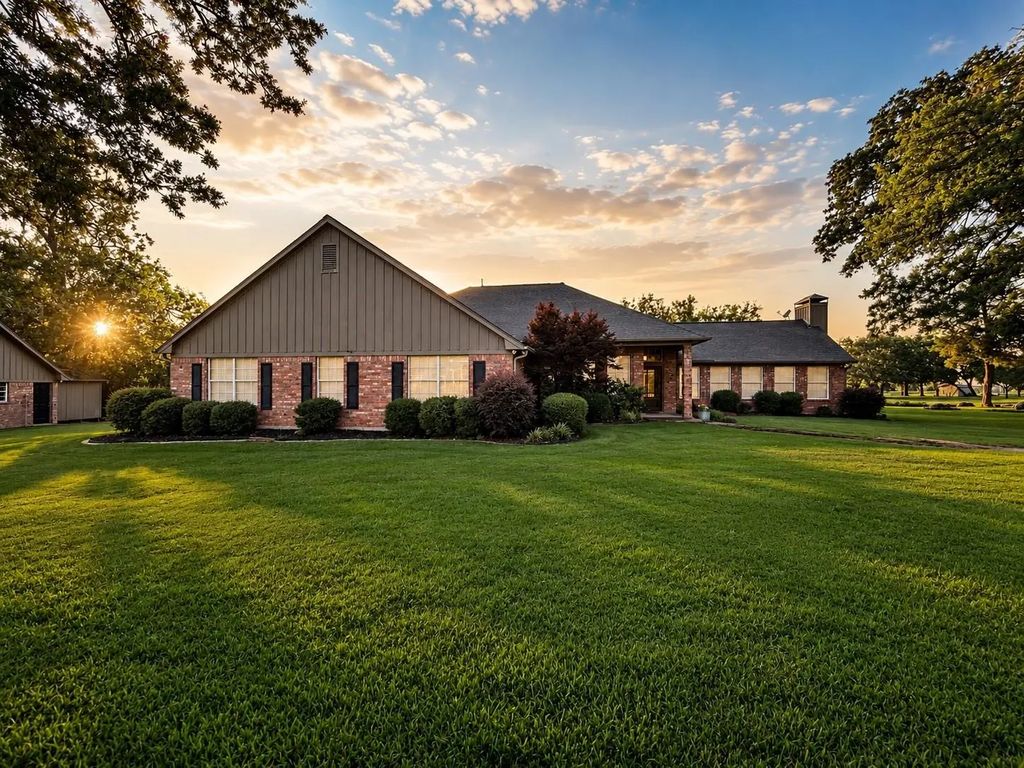 1079 Country Club Road, Sulphur Springs