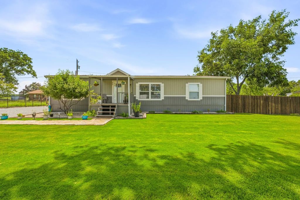 936 Apache Drive, De Leon