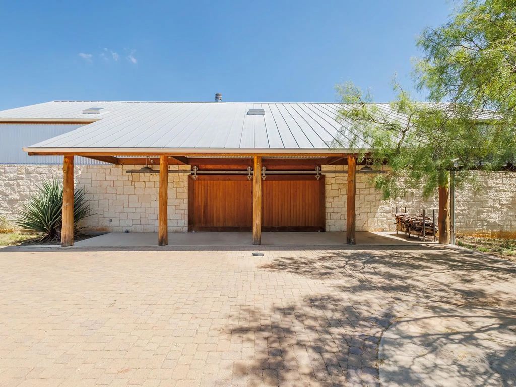 90 County Road 373, Doole