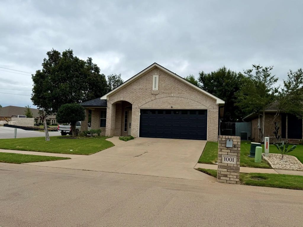 1001 Roberts Bend, Granbury
