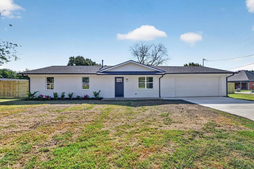 900 S 3rd Street, Sanger