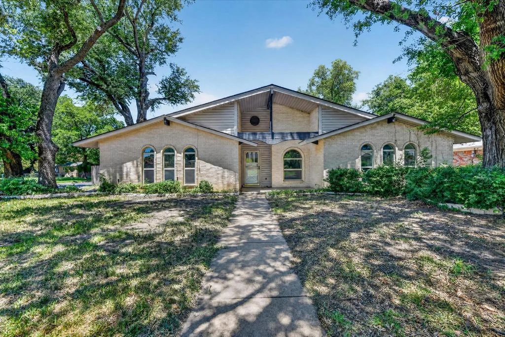 1901 Knoxville Drive, Bedford