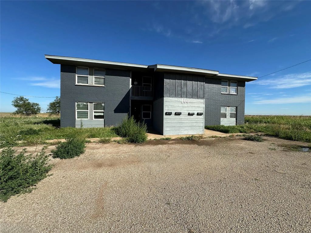 100 Pecos Place, Plainview