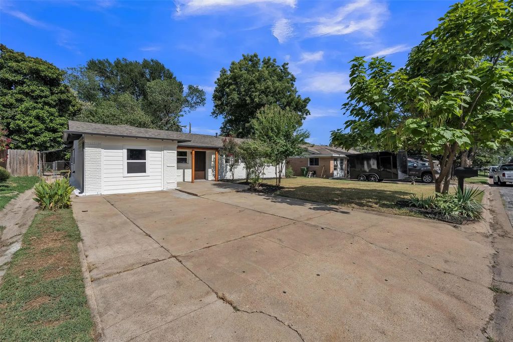 408 Simmons Drive, Hurst