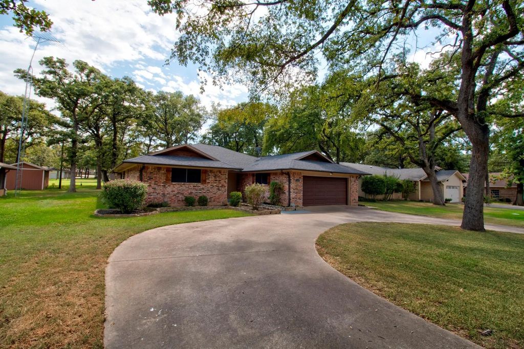 1010 Kiowa Drive W, Lake Kiowa