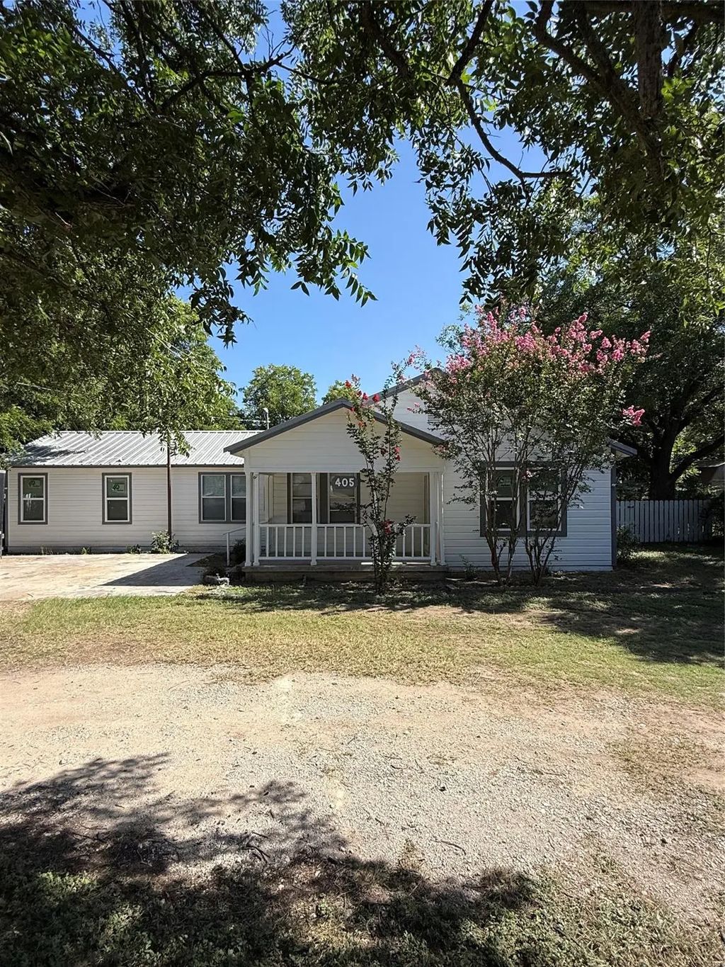 405 W Hall Street, Bangs