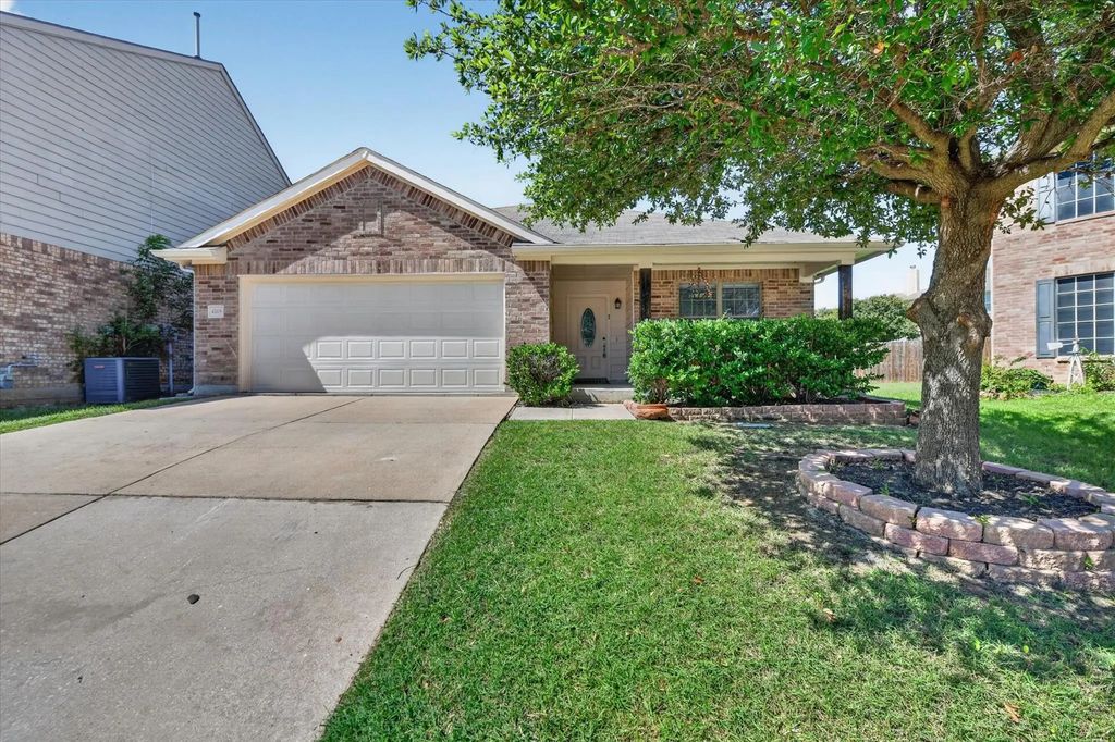 4205 Golden Sunset Court, Fort Worth