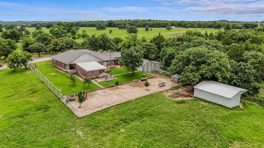 339 Colwell Road, Forestburg