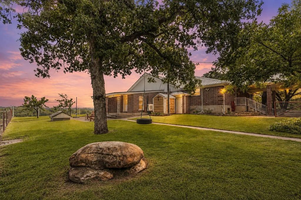 339 Colwell Road, Forestburg