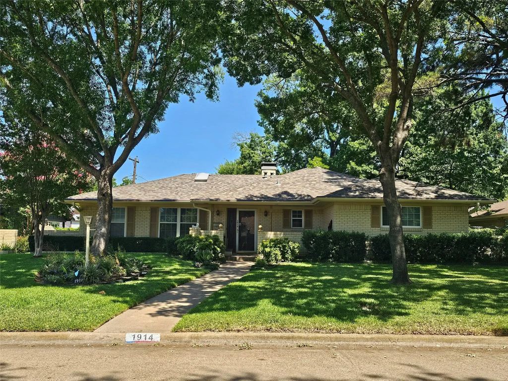 1914 Surrey Circle, Grand Prairie