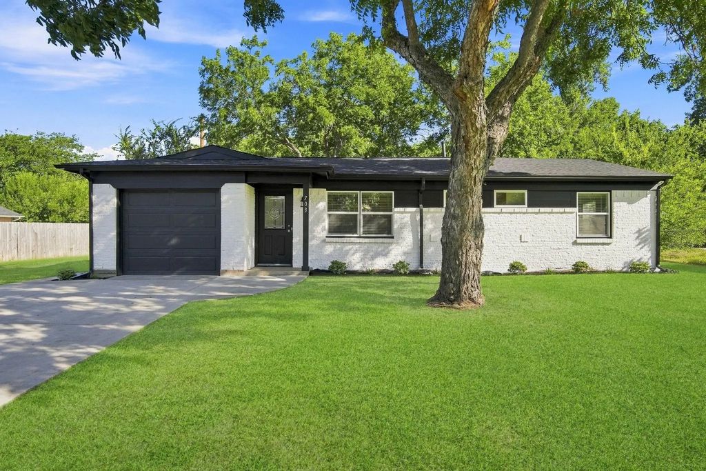 703 Casa Linda Street, Ennis