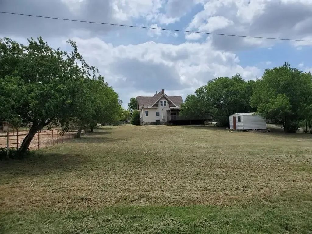 301 N Pettit, Throckmorton