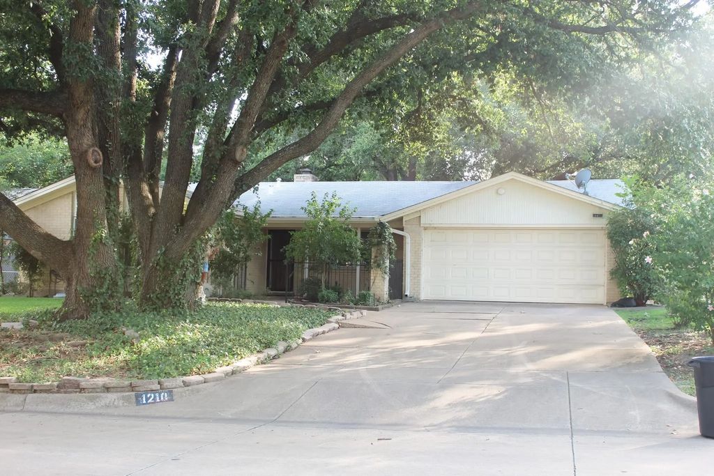 1210 Cozby Street S, Benbrook