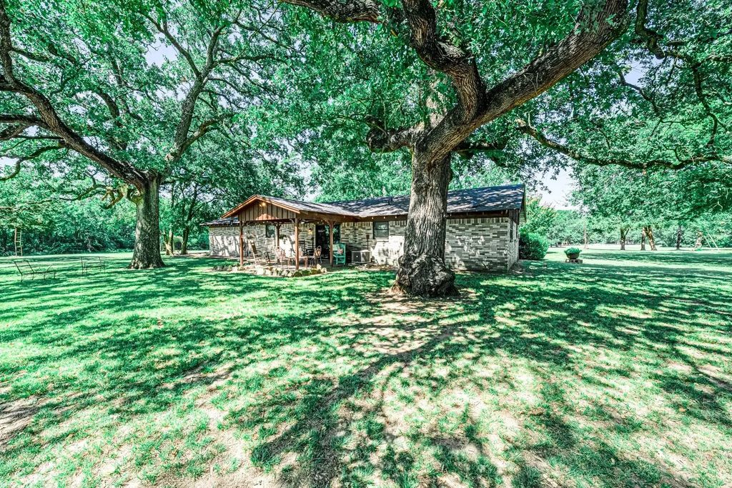 2341 Fm 2649, Lone Oak