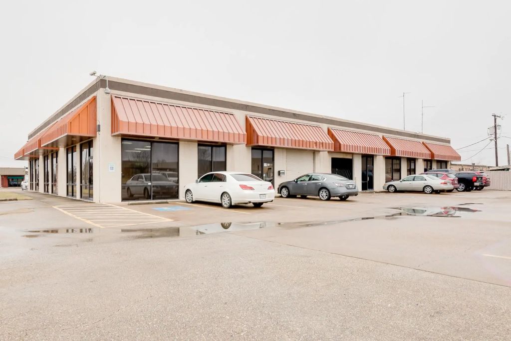2321 W Arkansas Lane 900, Pantego