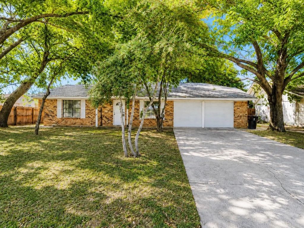 421 Apple Blossom Lane, Hurst