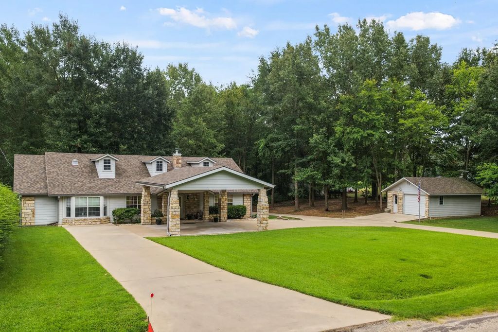 411 County Road 2127, Pittsburg
