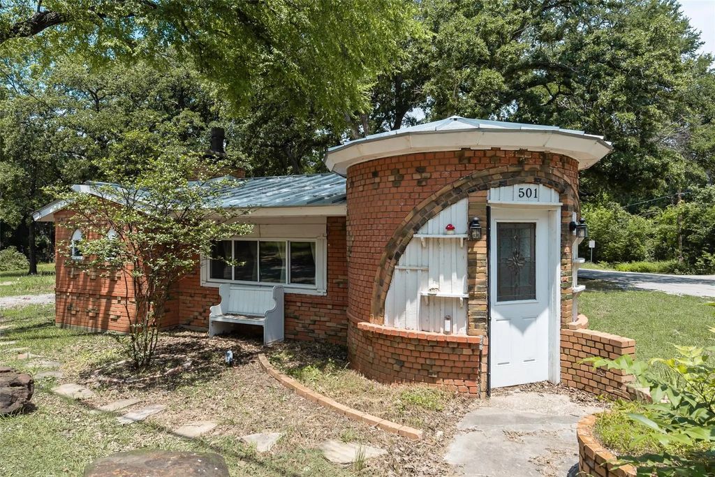 501 Lakeshore Road, Shady Shores
