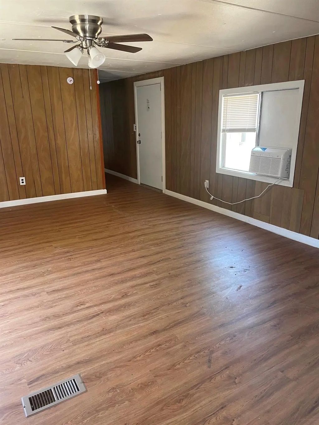 1303 Genoveva Lane, Anna