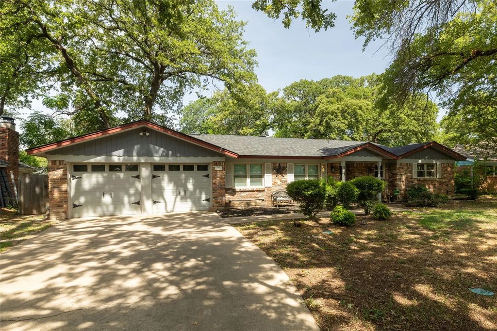 637 Post Oak Drive, Hurst
