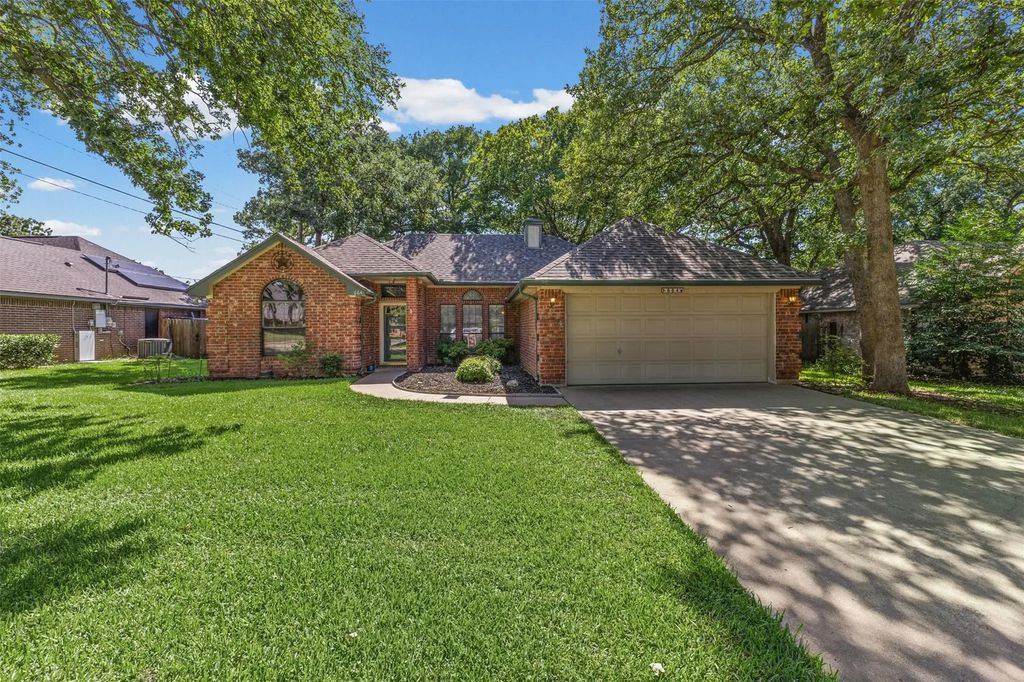 664 Parkridge Boulevard, Burleson