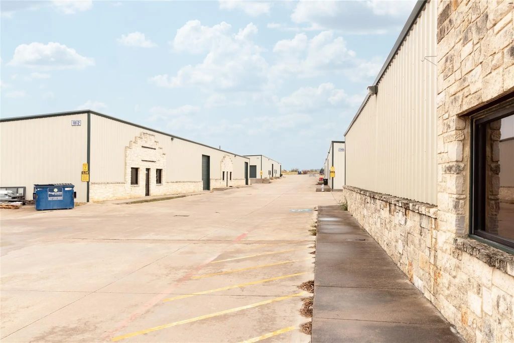 1748 N Main C, Cleburne
