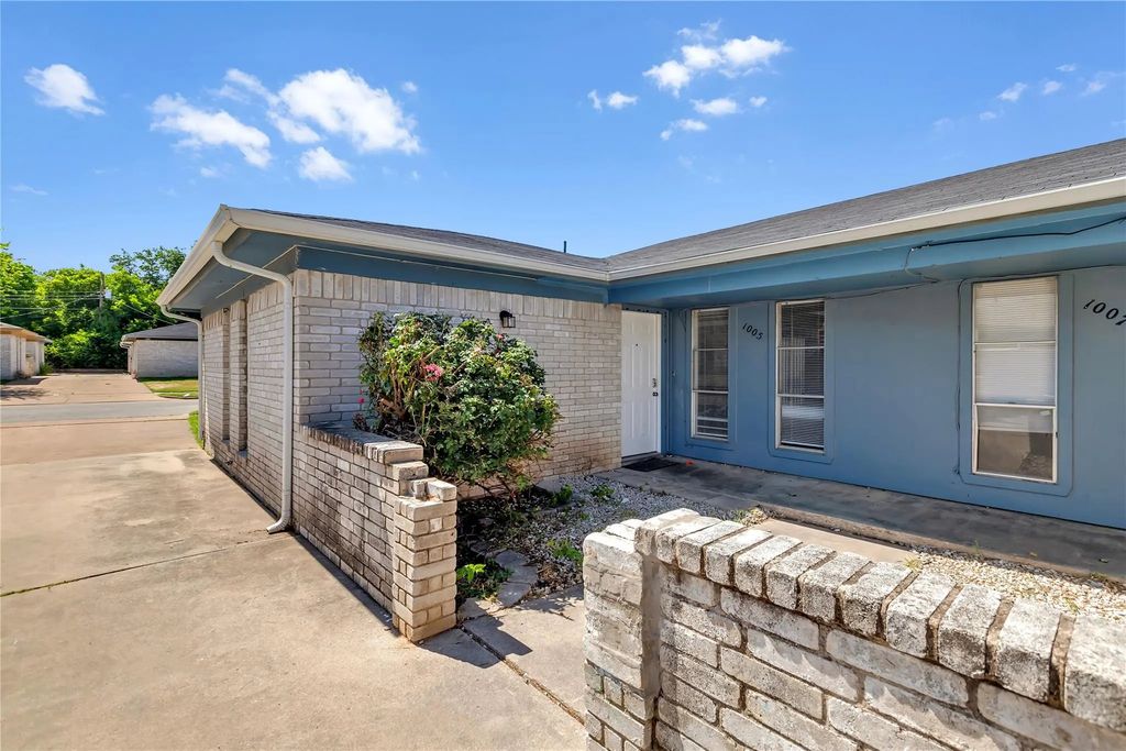 1005 Roky Court, Fort Worth