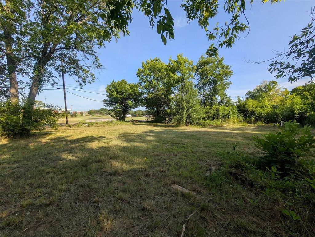 910 N Houston Avenue, Denison