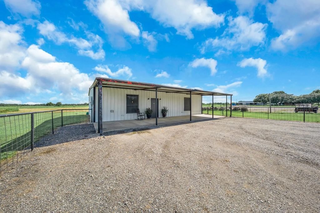 8505 Interstate Highway 30, Cumby