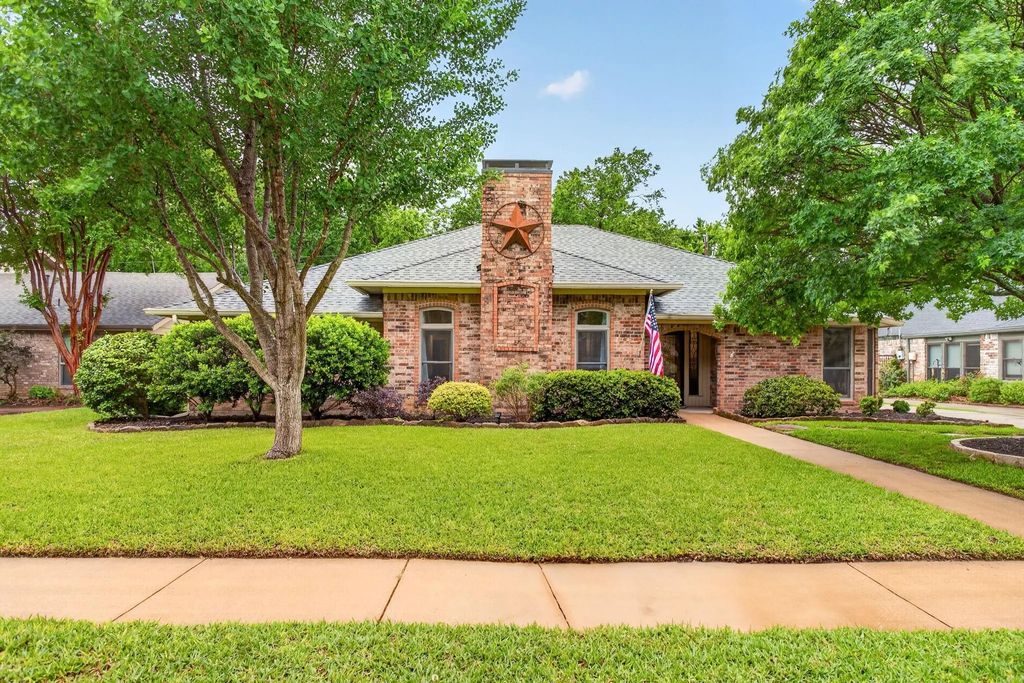 2932 S Creekwood Drive, Grapevine