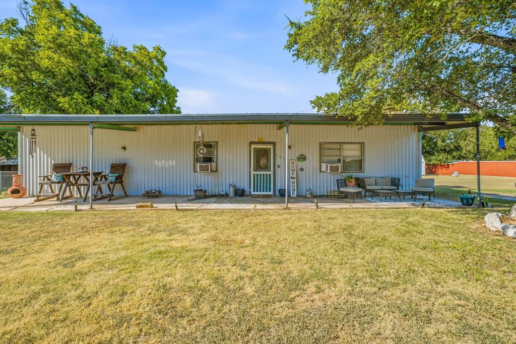 609 E Labadie Avenue, De Leon