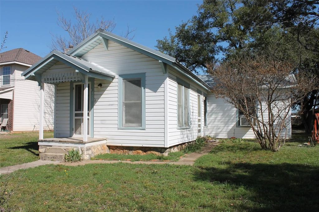 407 Paluxy Street, Glen Rose