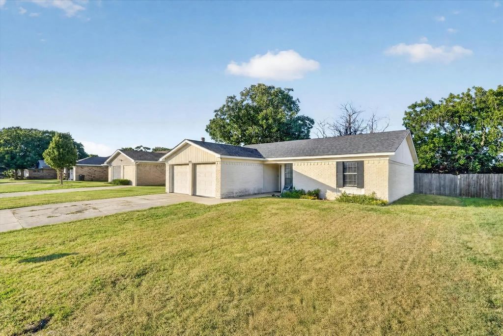 1200 E Georgian Road, Saginaw