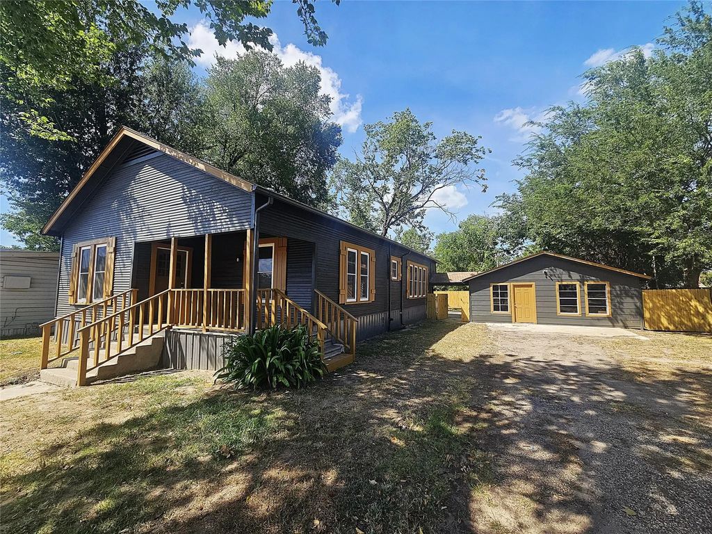 305 W Sabine Street, Groesbeck