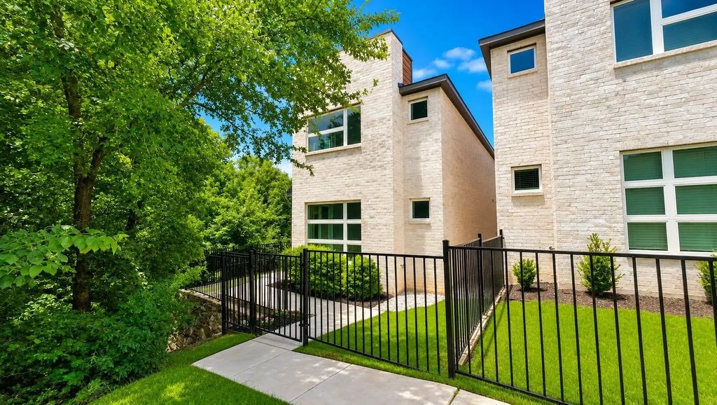 321 Oakbend Drive, Lewisville