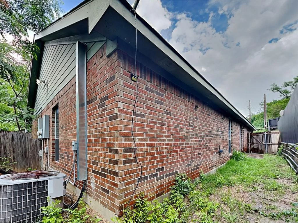 2955 Loving Avenue, Fort Worth