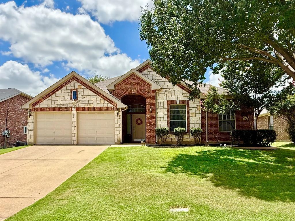 703 Fannin Lane, Mansfield