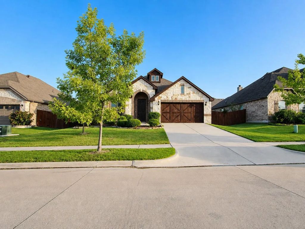 512 Strait Lane, Waxahachie