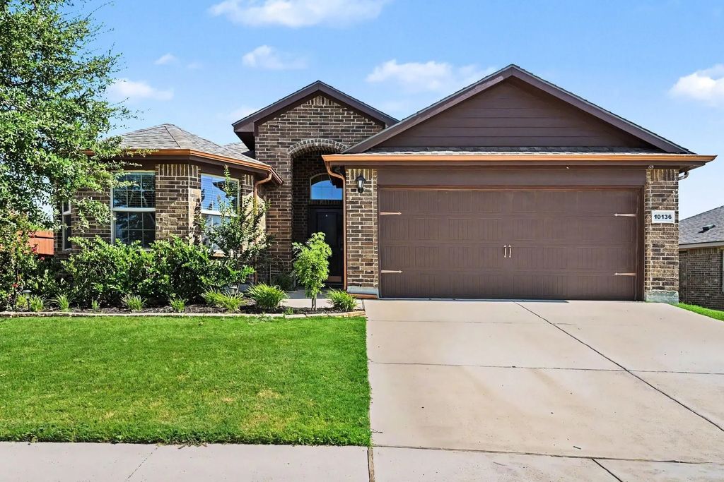 10136 Huntersville Trail, Fort Worth