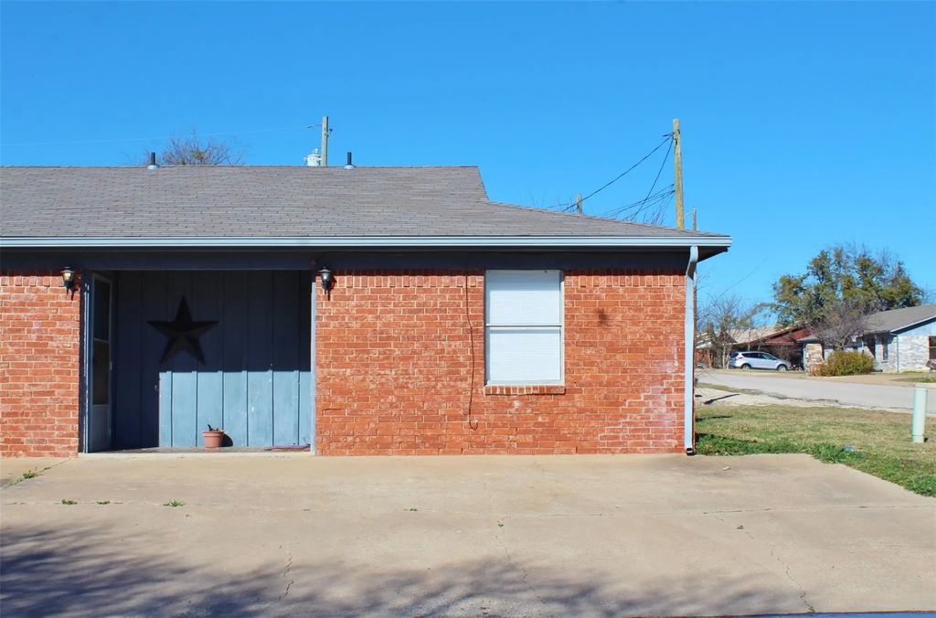 715 E 3rd Street 2, Weatherford