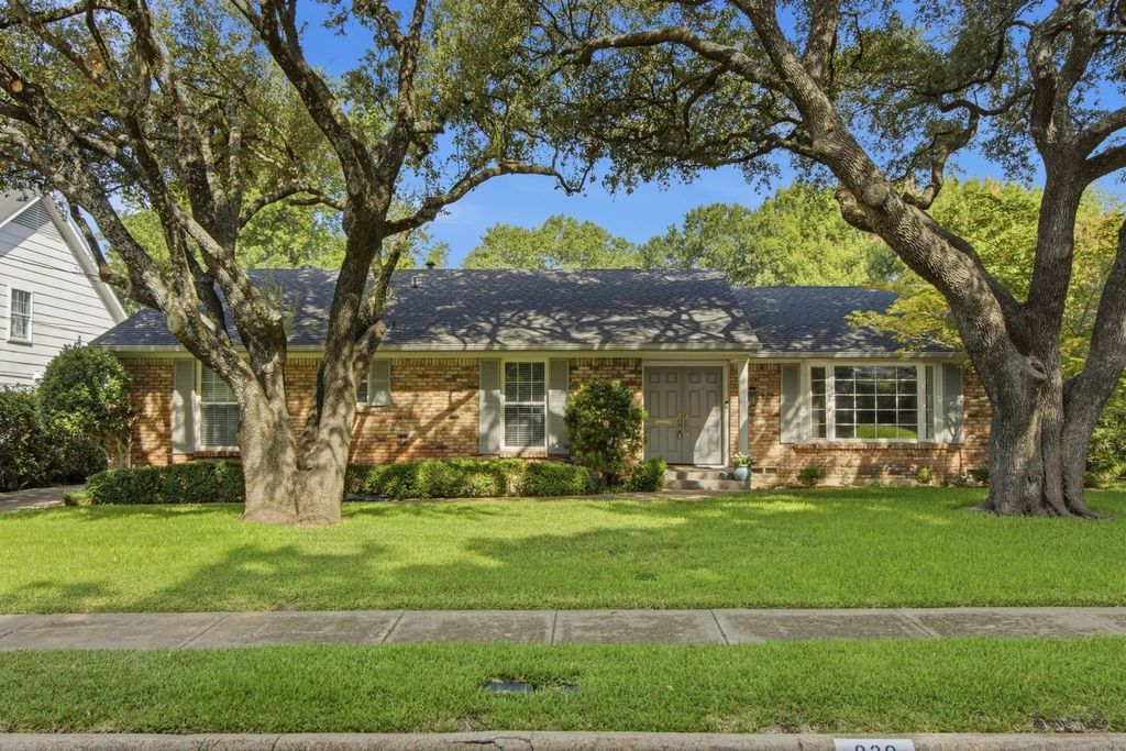 939 Blue Lake Circle, Richardson