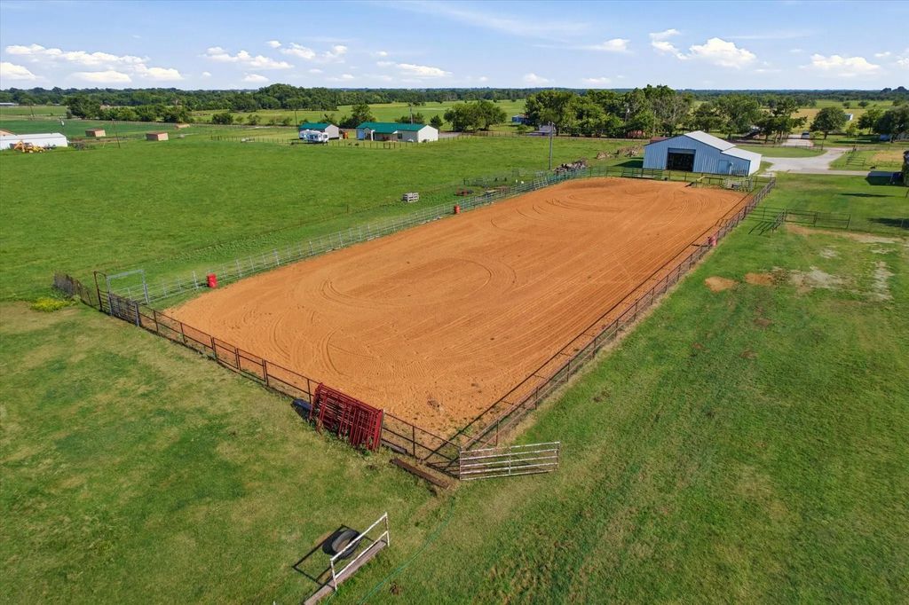 685 W Line Road, Whitesboro