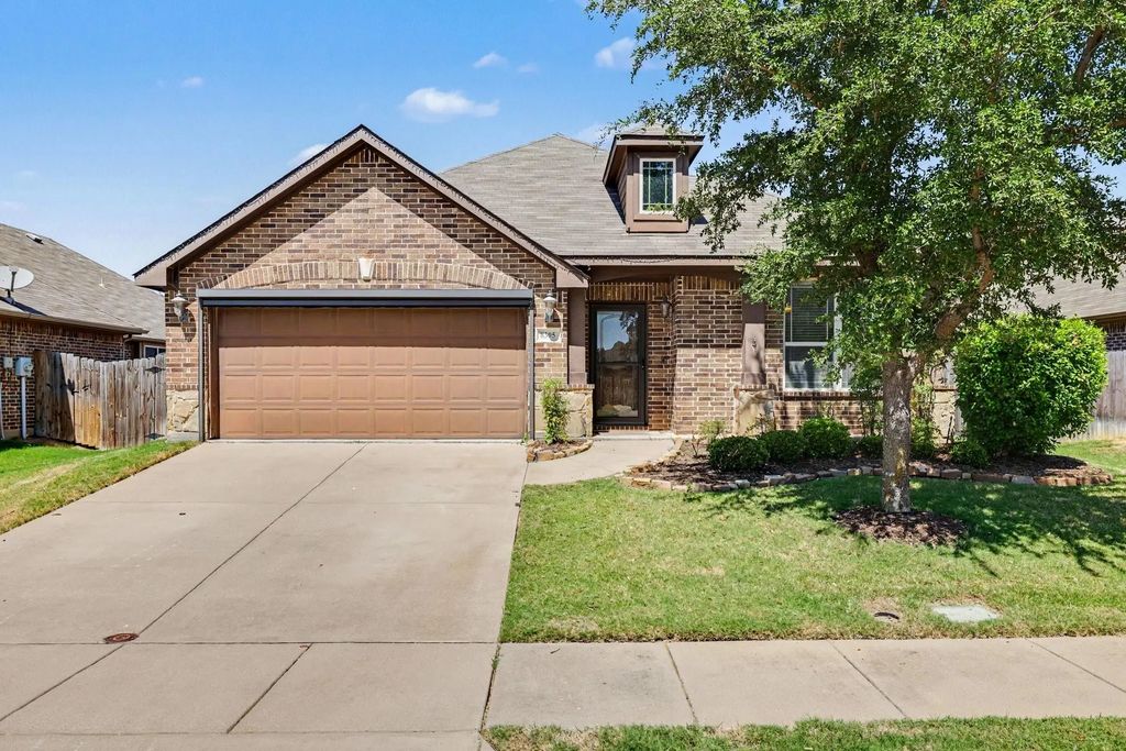 8305 Spitfire Trail, Aubrey