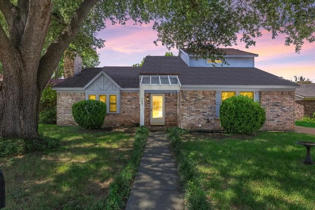 704 Matthews Court, Arlington