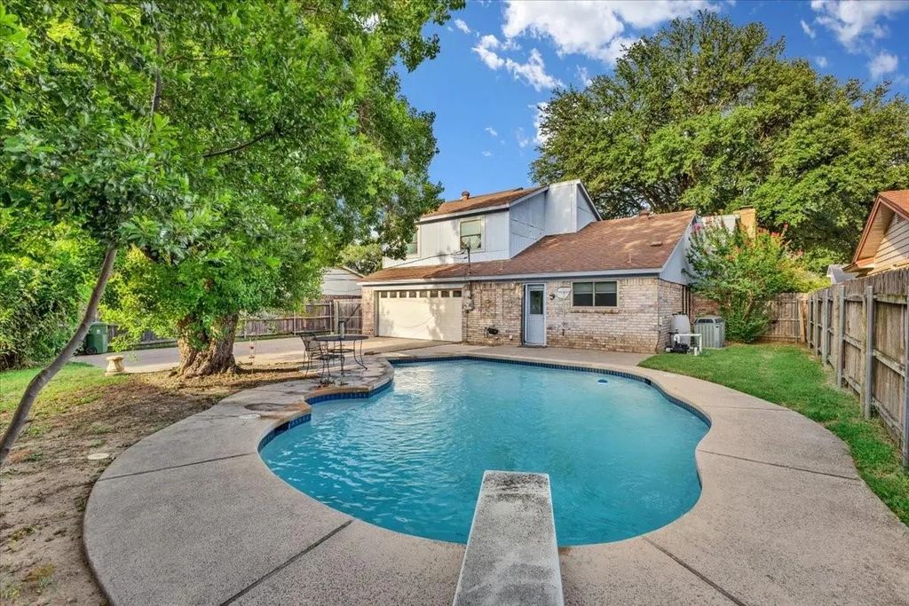 704 Matthews Court, Arlington