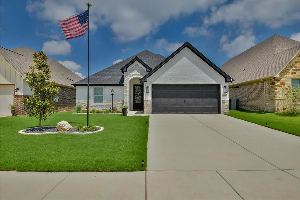 1453 Highland Park Circle, Granbury