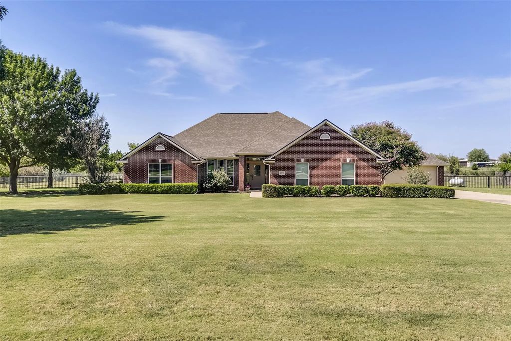 8051 Mavis Avenue, Waxahachie